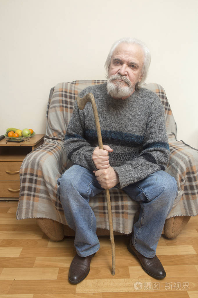 在孤儿院里一位悲伤的老人独自坐在椅子上回忆着过去的岁月