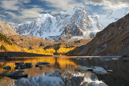 明亮多彩的黄秋山湖俄罗斯西伯利亚阿尔泰山丘崖岭。