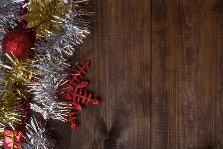 冬季背景，木制桌子上有装饰圣诞装饰品。