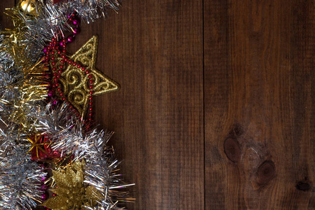 冬季背景，木制桌子上有装饰圣诞装饰品。