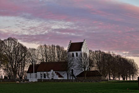 秋天夕阳下的小教堂