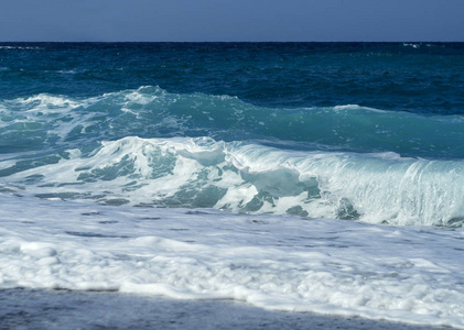 希腊埃维亚岛的爱琴海阳光明媚的一天，美丽的泡沫波