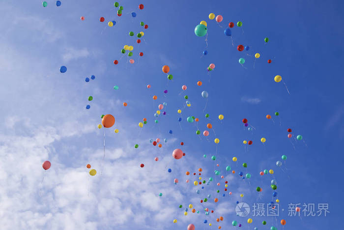 五颜六色的气球飞向天空