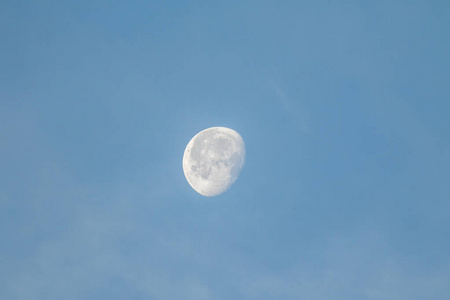 蓝天上美丽的月景