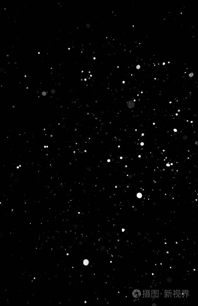 暴风雪的质地. 黑色背景下的灯光,天空中飞舞的雪花