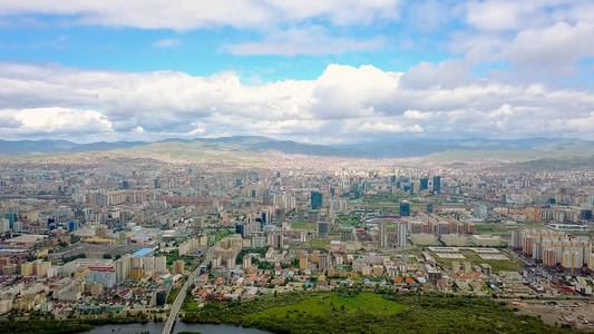 蒙古乌兰巴托城市全景，从鸟瞰多云天气无人机
