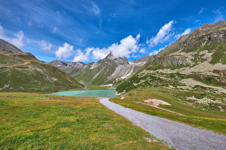 去里弗湖的路。 奥地利阿尔卑斯山。 泰诺