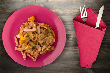 木制背景的盘子上的柏林沙拉。 沙拉来自香肠黄瓜胡椒顶部视图。