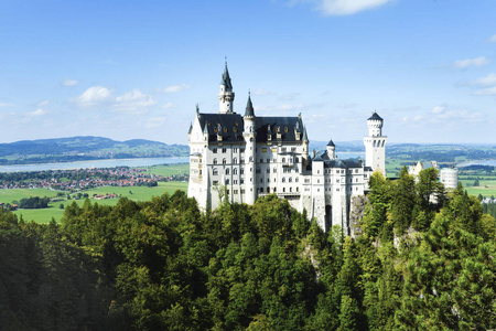内乌斯旺斯坦是阿尔古巴伐利亚，德国在费森附近的施旺高地区的城堡，由路德维希2.巴伐利亚建造。
