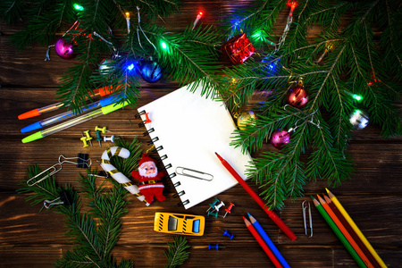 在办公室过新年。 模板。 笔记本记录祝福和礼物。 新年快乐，圣诞快乐 2019.