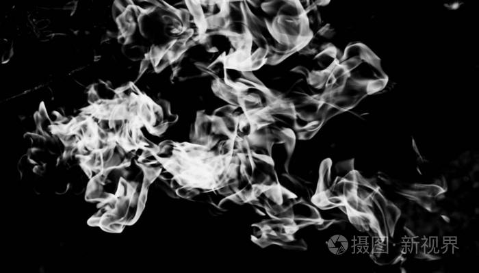 黑色背景上的白色烟雾火焰