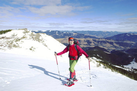 冬天用雪鞋在山上徒步旅行。