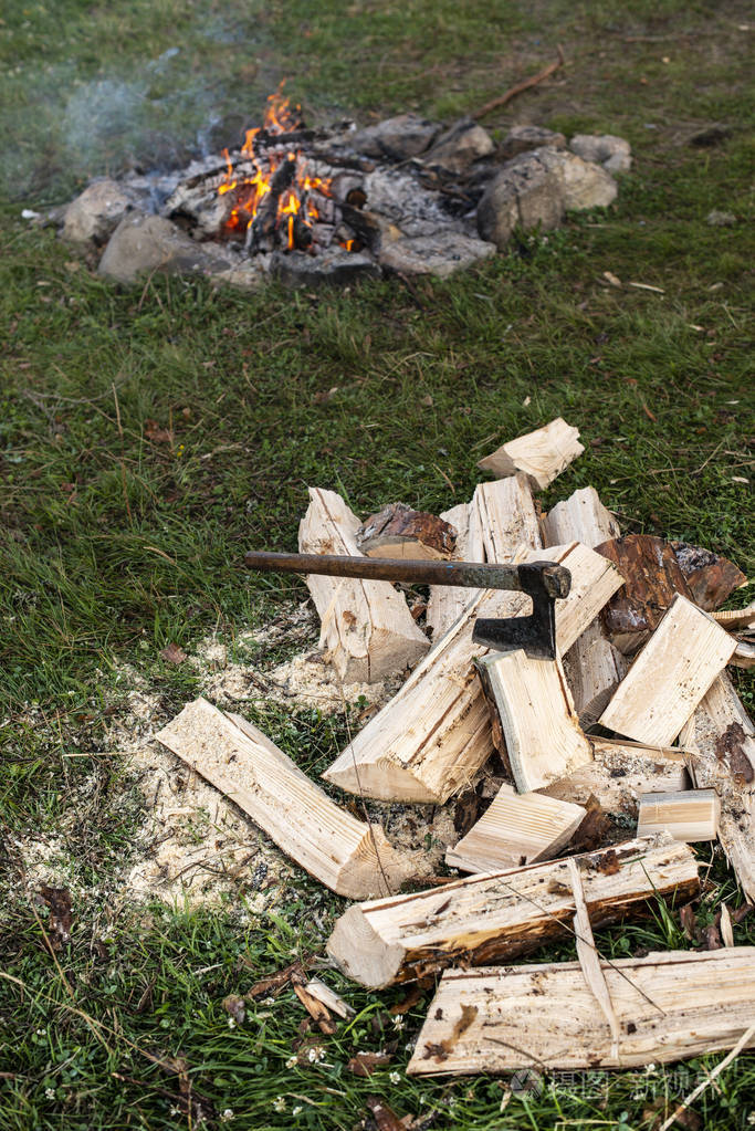 斧头和壁炉前的一堆木柴