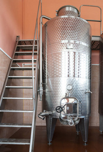 葡萄酒发酵罐在酒厂图片