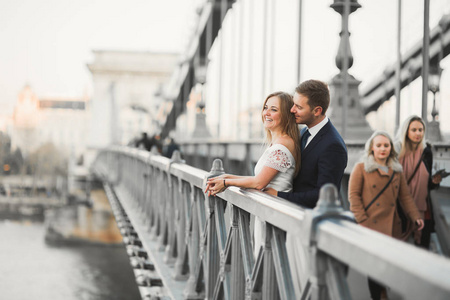 年轻漂亮的一对新婚夫妇在桥上