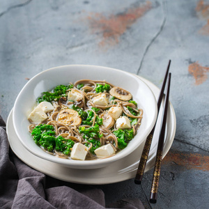 荞麦荞麦面豆腐汤，为亚洲中国日本韩国越南食品。厨房烹饪背景