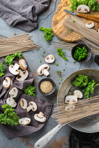 荞麦荞麦荞麦面汤料，为亚洲中国日本韩国越南食品。俯视图平面厨房烹饪背景
