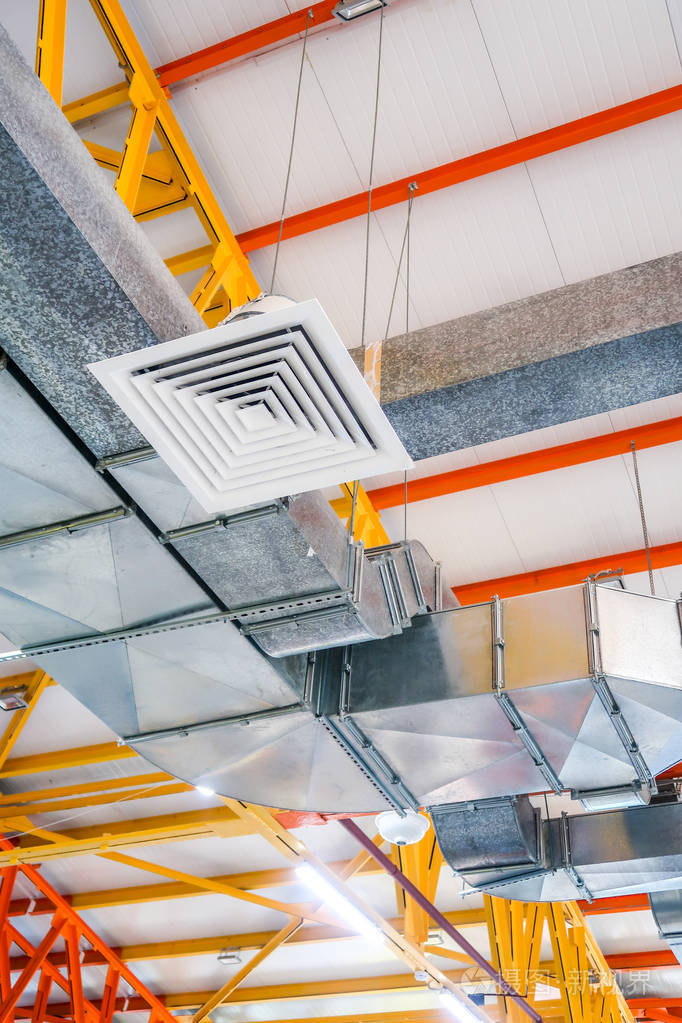 天花板上的空调和消防系统