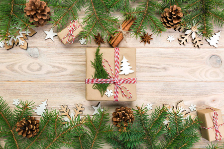 圣诞背景与冷杉树和礼品盒在木桌上。 顶部视图与复制空间为您的设计。