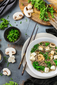 荞麦荞麦面豆腐汤配料为亚洲中国日本韩国越南菜。 顶部视图平面布局厨房烹饪背景