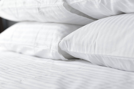 在家的现代卧室里的床上放白色枕头