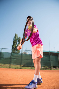 年轻的网球运动员准备发球