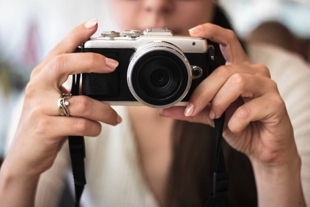 年轻女子手里拿着一个紧凑型照相机