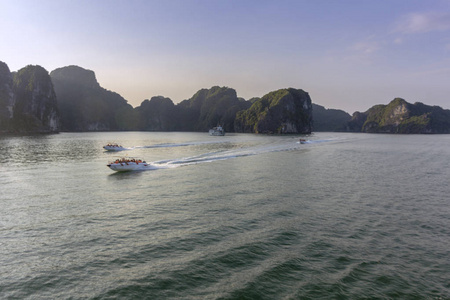 哈龙湾降龙湾亚洲热门旅游目的地的美丽全景。 越南南海的顿金湾。