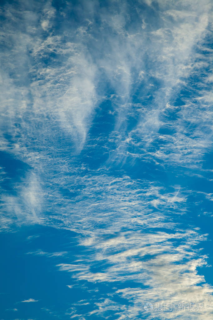 一片蓝天上的云的背景