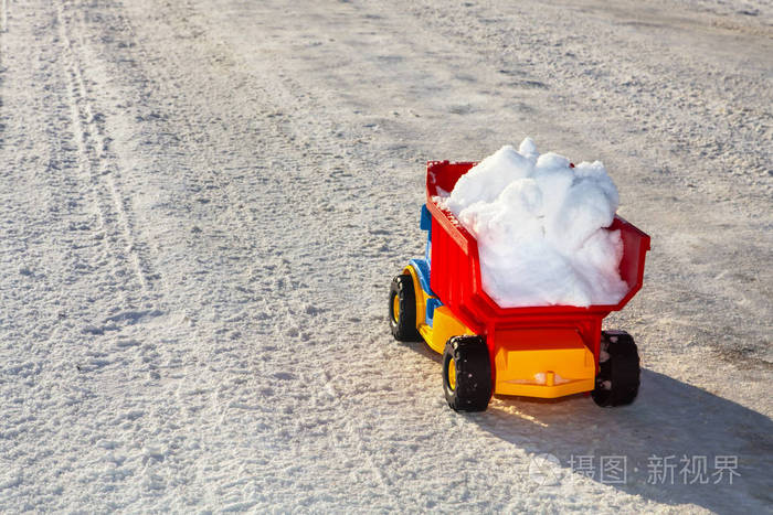 玩具卡车在冬天清除道路上的积雪