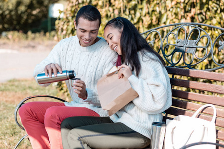 情人靠在肩膀上图片