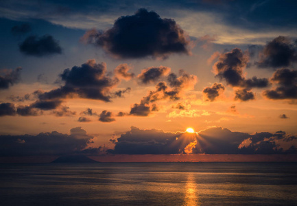 空中俯瞰美丽的海洋，日落，阳光，海景，一望无际的地平线，天际线，彩色的天空，云彩，火山山，山岛，斯特姆波利，托洛佩亚，卡拉布里亚