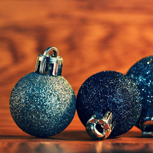 圣诞节和新年假期抽象背景冬季。 带有装饰品和灯的圣诞贺卡。