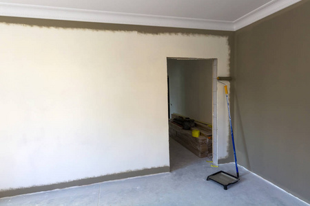 装修工作中分隔室的内部。 用深色油漆粉刷墙壁。
