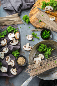 荞麦荞麦面汤原料为亚洲中国日本韩国越南菜。 顶部视图平面布局厨房烹饪背景