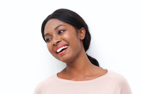 特写幸福的年轻黑人妇女的肖像，笑着看着白色背景的侧面