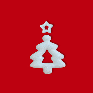 白色闪光圣诞树上的红色背景季节问候最低新年概念。