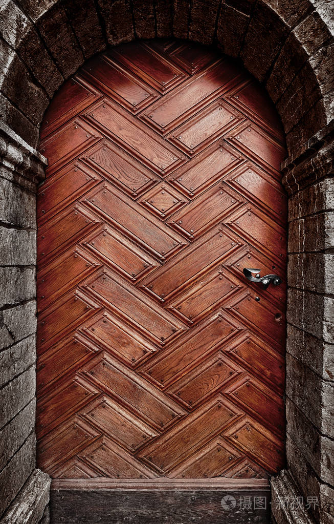 中世纪城堡中古老的木门