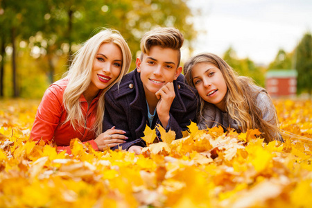 家庭幸福肖像秋季公园户外