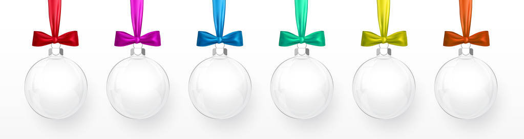 带弓的玻璃透明圣诞球。 圣诞玻璃球在白色背景上。 假日装饰模板。 矢量图。