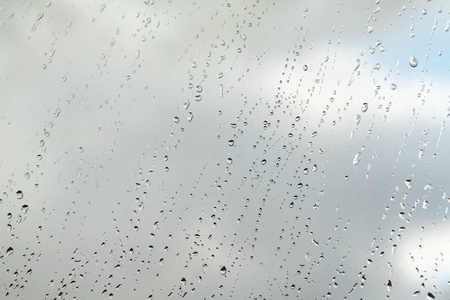 玻璃天空背景上的雨滴