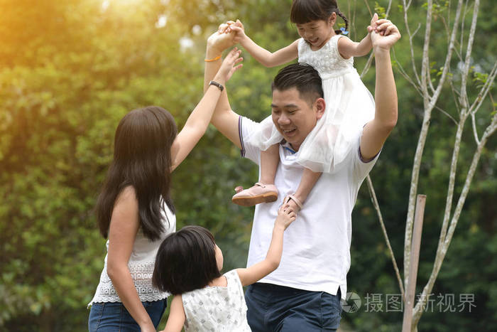 亚洲家庭享受夏日散步