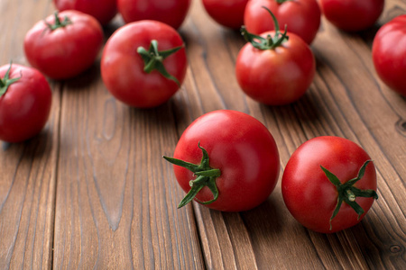 木制背景上的红色成熟番茄