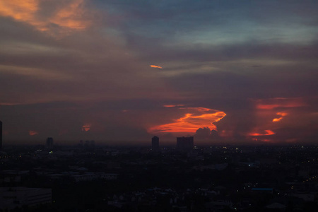 晚上，泰国一座城市五彩缤纷的天空。