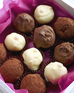 巧克力和白巧克力手工制作的糖果盒