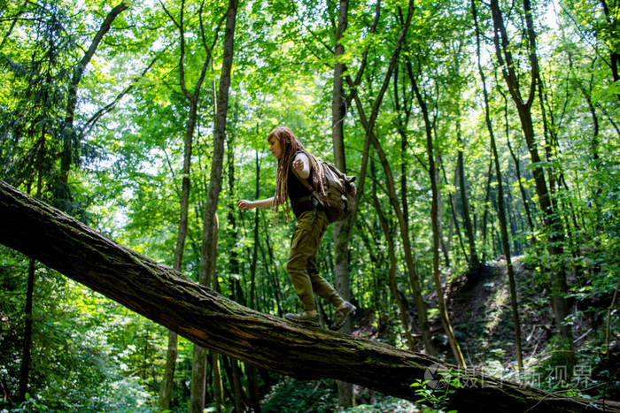 年轻女子徒步旅行者独自旅行在森林和山上背包