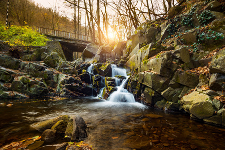 溪流和石头图片