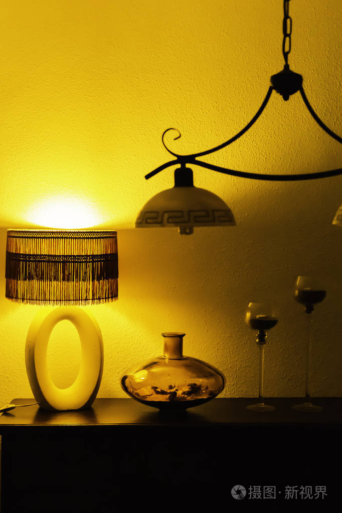 古董灯,玻璃花瓶,烛台和用于夜间照明的吊灯. 室内设计元素.