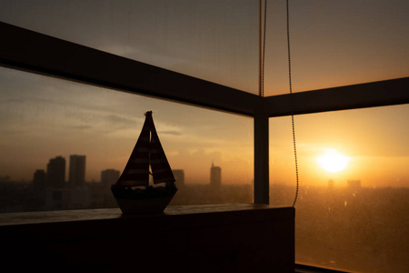 窗户夕阳金色夕阳从公寓阳台窗户.照片