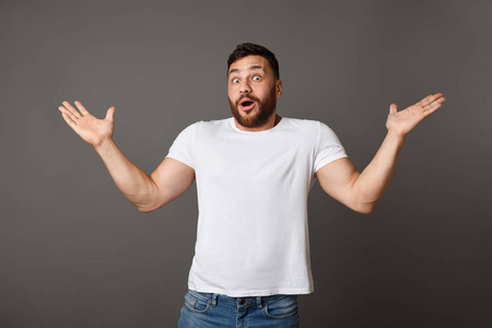 有条件地污渍惊讶的人目瞪口呆地盯着镜头照片